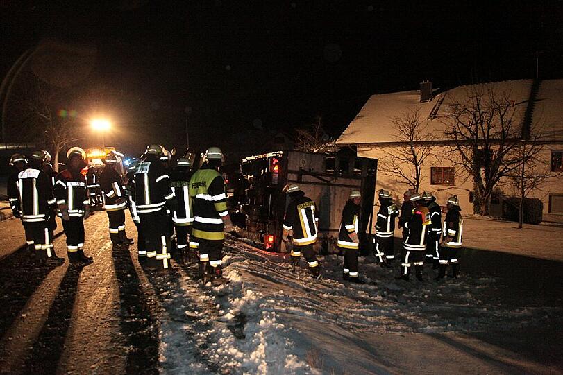 ...die Feuerwehr sichert denb Unfallort ab.