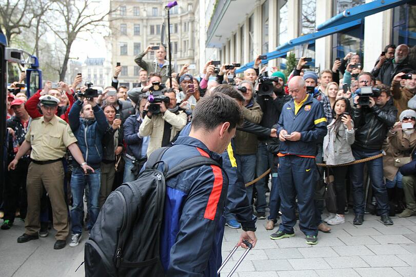Hier kommt der FC Barcelona in München am Bayerischen Hof an. Die Bilder