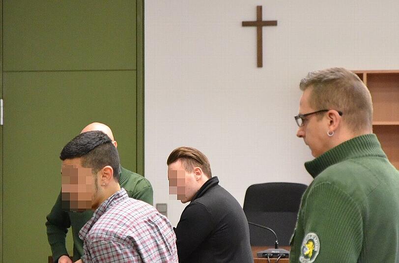 Die Angeklagten vor der Jugendstrafkammer: Mahdi M. (18, vorne) und Dennis C. (19) sollen grundlos Passanten verprügelt haben.