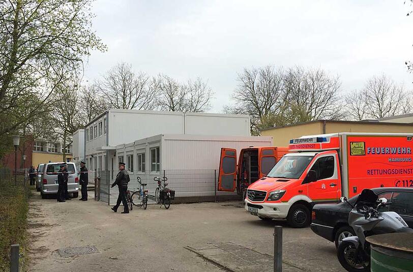 Ein Rettungsauto der Feuerwehr steht vor der Nelson-Mandela-Schule.