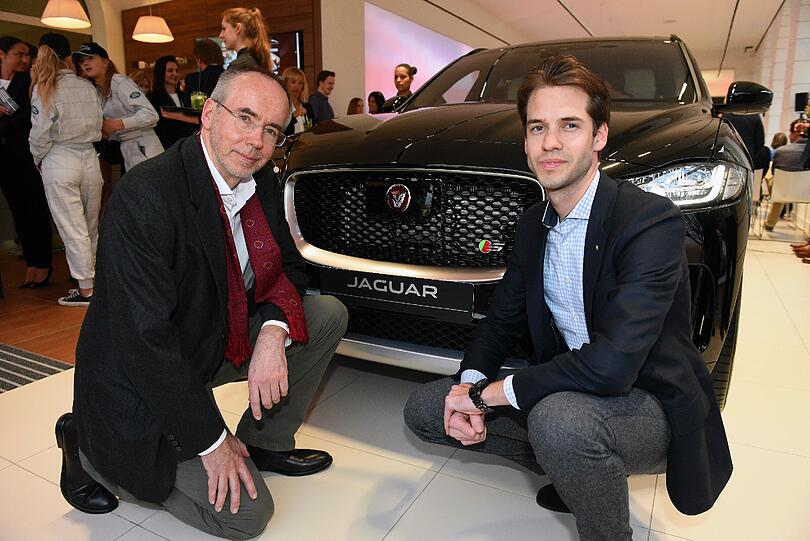 Design-Professor Peter Naumann (li.) mit Münchens neuem Jaguar-Statthalter Mario E. Senn vor dem neuen SUV namens F-Pace.