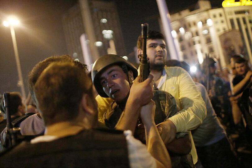 In der Türkei ist in der Nacht auf Samstag offenbar ein Militärputsch gescheitert. Die Bilder einer dramatischen Nacht.