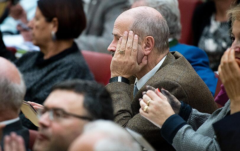 Der Landtagsabgeordnete Jürgen Heike (CSU) stützt seinen Kopf ab.