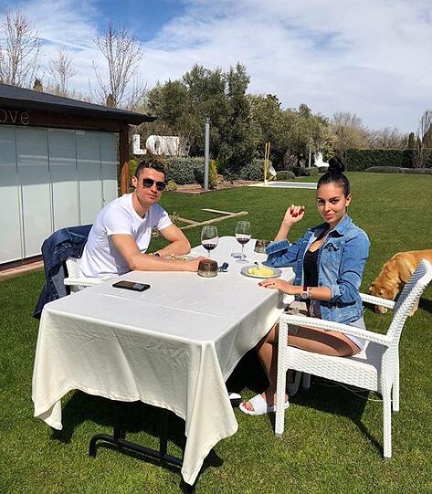 Es muss Liebe sein: Cristiano Ronaldo (im Garten mit Love-Kunstwerk) zeigt seinen aktuellen Hasen Georgina