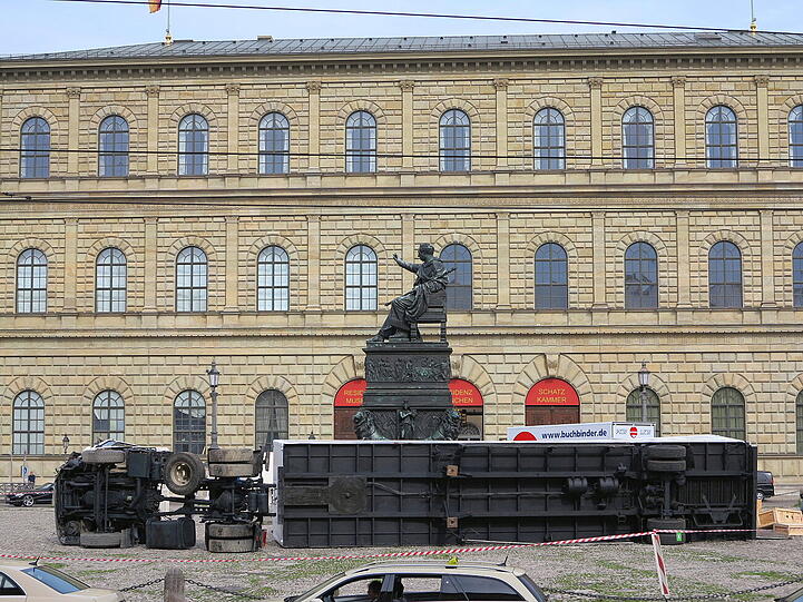 Vor dem Nationaltheater liegt ein umgekippter Lkw - die Bilder.