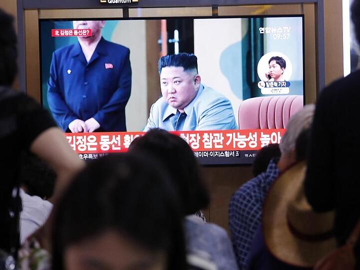 Nordkoreas Machthaber Kim Jong Un überwachte den Start der Raketen laut Staatsmedien persönlich.