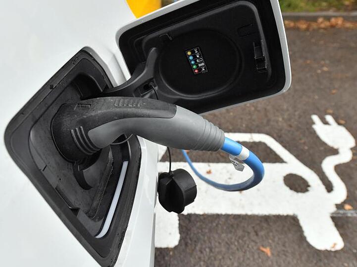 Ein Elektroauto wird an einer Ladestation aufgeladen. Das Kabinett hat ein milliardenschweres Steuerpaket zur Förderung der Elektromobilität auf den Weg gebracht.