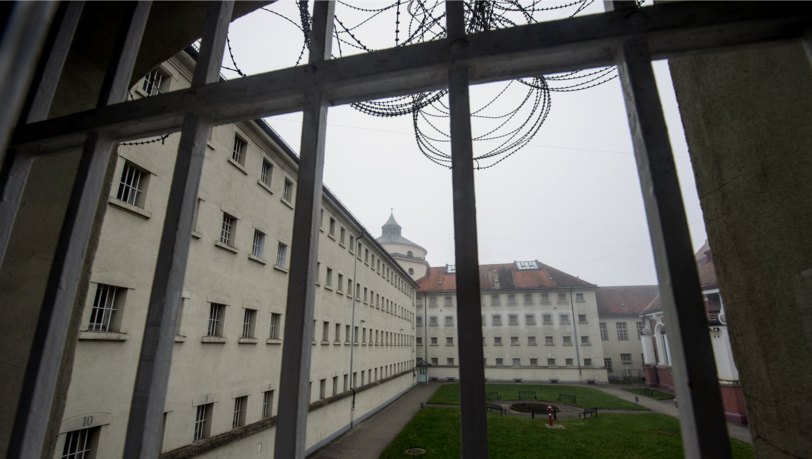 Blick aus einem Fenster in einer Zelle der JVA Straubing. (Archivbild)