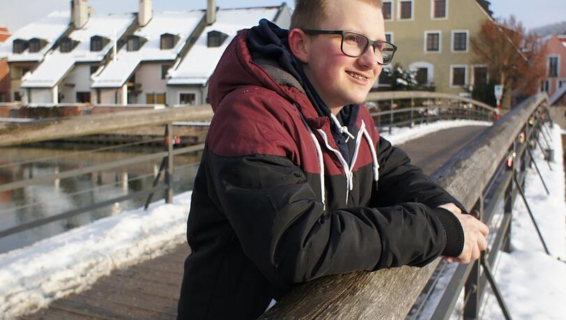 Leon hat sein Leben komplett auf den Kopf gestellt. Er lebt als Transmann, teilt seine Geschichte im Internet - will aber nicht nur über seine Sexualität definiert werden.