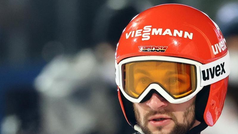 Markus Eisenbichler steht im Auslauf der Schanze.