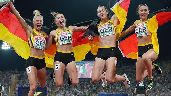 Die goldene Sprint-Staffel der EM: Lisa Meyer (l-r), Gina Lückenkemper, Alexandra Burghardt und Rebekka Haase.