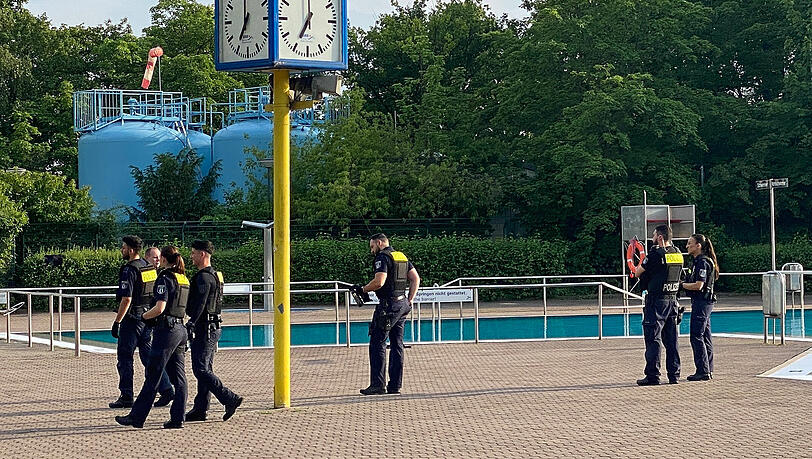 Polizisten im Columbia Freibad in Berlin-Neukölln. Das Bad musste wegen gewalttätigen Ausschreitungen häufiger komplett geräumt werden. (Archivbild) Polizisten im Columbia Freibad in Berlin-Neukölln. Das Bad musste wegen gewalttätigen Ausschreitungen häufiger komplett geräumt werden. (Archivbild)