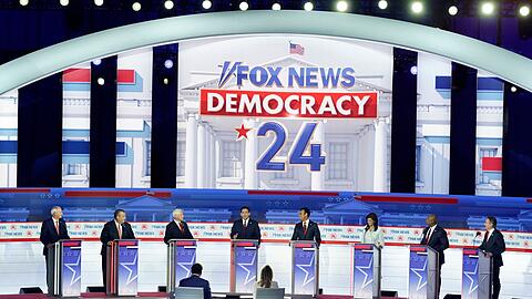 Die republikanischen US-Präsidentschaftskandidaten von links nach rechts: Asa Hutchinson, Chris Christie, Mike Pence, Ron DeSantis, Vivek Ramaswamy, Nikki Haley, Tim Scott und Doug Burgum.