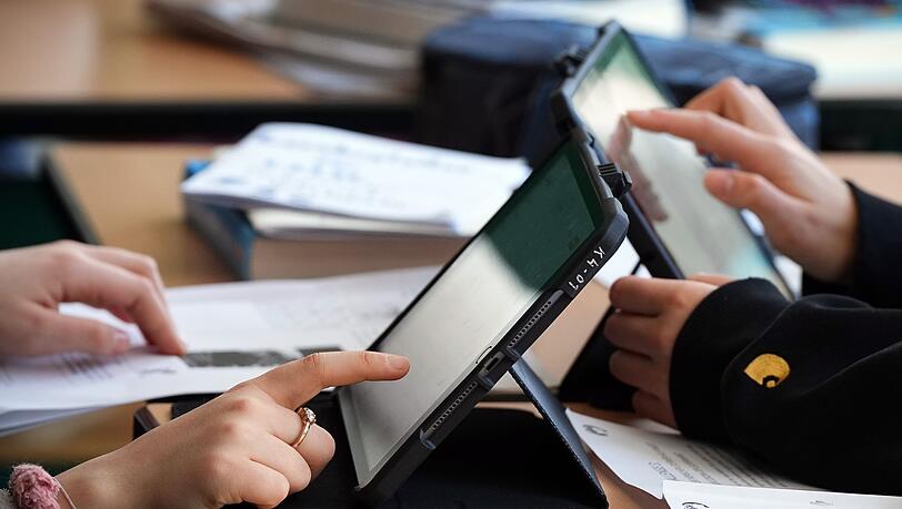 Tablets im Klassenzimmer sind das sichtbare Zeichen f&uuml;r die Digitalisierung der Schulen. (Symbolbild)
