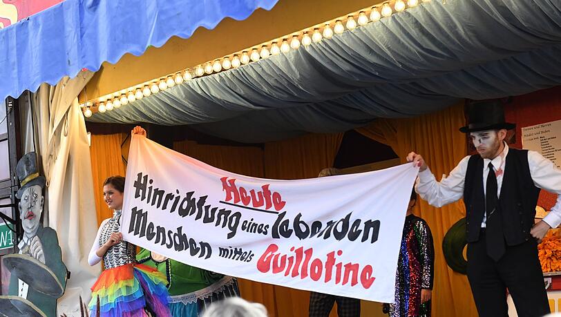 Die Hinrichtung einer lebenden Person ist der traditionelle H&ouml;hepunkt der Show. (Archibvild)