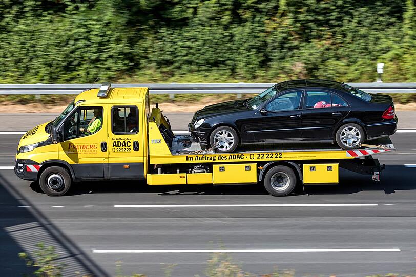 Sobald der Nachwuchs ins Straucheln gerät, rollen sie an - wie der Pannendienst. Sie lösen jede Krise stellvertretend und sorgen so scheinbar für Erleichterung. Besser wäre: Hilfe zur Selbsthilfe. Der Abschleppdienst der Eltern führt nämlich dazu, dass die Kinder sich daran gewöhnen, dass jemand anders die Probleme für sie beseitigt - was langfristig Selbstvertrauen und Eigeninitiative untergräbt. Sobald der Nachwuchs ins Straucheln gerät, rollen sie an - wie der Pannendienst. Sie lösen jede Krise stellvertretend und sorgen so scheinbar für Erleichterung. Besser wäre: Hilfe zur Selbsthilfe. Der Abschleppdienst der Eltern führt nämlich dazu, dass die Kinder sich daran gewöhnen, dass jemand anders die Probleme für sie beseitigt - was langfristig Selbstvertrauen und Eigeninitiative untergräbt.