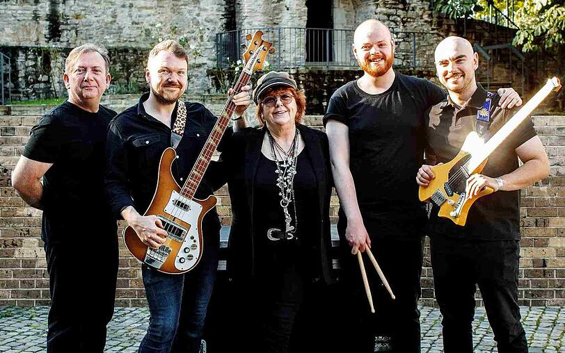 Im Oktober geht Maggie Reilly mit ihrer Band auf Tour und ist dabei auch in acht deutschen Städten zu sehen. Im Oktober geht Maggie Reilly mit ihrer Band auf Tour und ist dabei auch in acht deutschen Städten zu sehen.