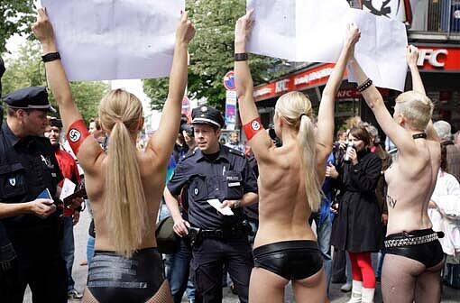 Mit entblößten Brüsten und nur einem Slip bekleidet haben drei Ukrainerinnen auf der Hamburger Reeperbahn gegen Sextourismus und Prostitution protestiert. Anlass: Die EURO 2012.