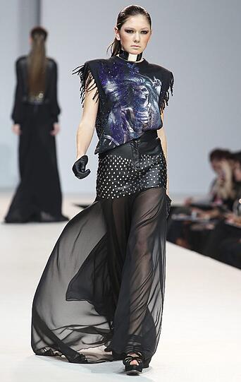 In Moskau findet vom 24. - 28. Oktober die Volvo Fashion Week statt. Schöne Frauen, schrille Outfits und jede Menge Glamour. Die Bilder von der Fahsion Week.