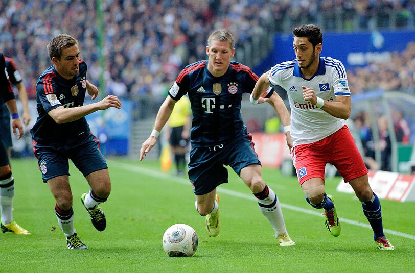 Bald Kollegen? Bayerns Philipp Lahm (l) und Bastian Schweinsteiger gegen Hakan Calhanoglu (r) vom HSV.