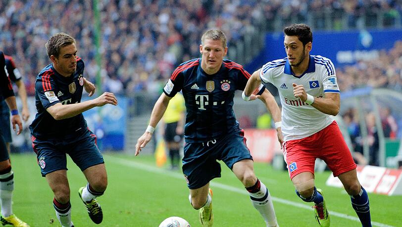 Bald Kollegen? Bayerns Philipp Lahm (l) und Bastian Schweinsteiger gegen Hakan Calhanoglu (r) vom HSV. Bald Kollegen? Bayerns Philipp Lahm (l) und Bastian Schweinsteiger gegen Hakan Calhanoglu (r) vom HSV.