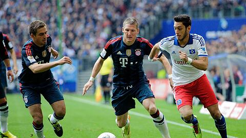 Bald Kollegen? Bayerns Philipp Lahm (l) und Bastian Schweinsteiger gegen Hakan Calhanoglu (r) vom HSV.