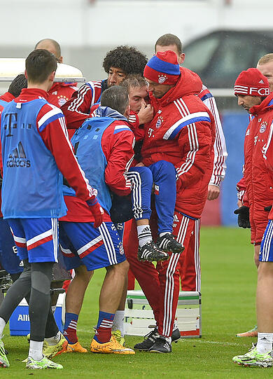 Der FCB-Schock in Bildern - hier wird der verletzte Philipp Lahm beim Training abtransportiert!