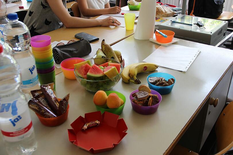 Gut gestärkt: Mit frischem Obst und auch ein paar Süßigkeiten lernt es sich gleich leichter.