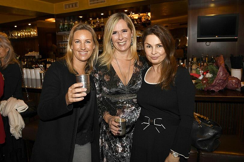 Hoch die Gläser: Eva Mayer, Alexandra Otto und Sabine Stotten (v. l.).