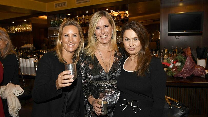 Hoch die Gläser: Eva Mayer, Alexandra Otto und Sabine Stotten (v. l.). Hoch die Gläser: Eva Mayer, Alexandra Otto und Sabine Stotten (v. l.).