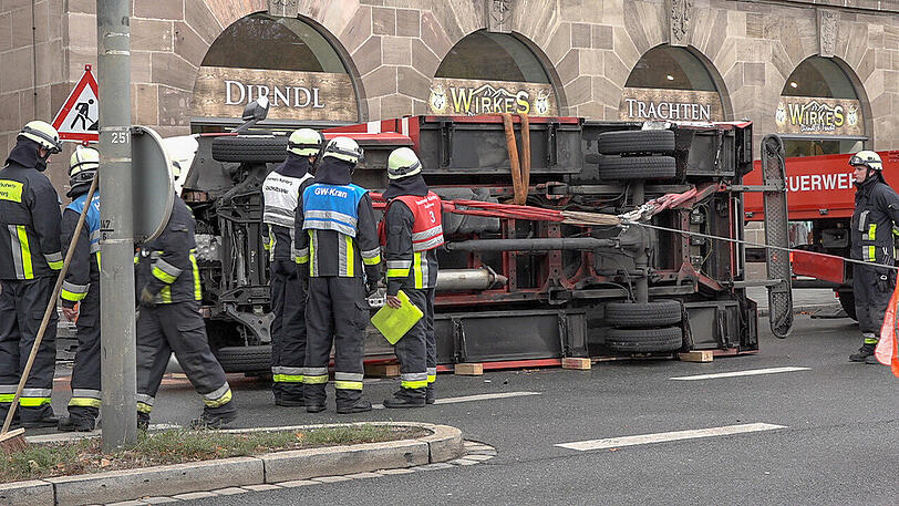 Auf einer Kreuzung stößt das Kleinalarmfahrzeug der Nürnberger Feuerwehr mit einem Audi A4 zusammen.