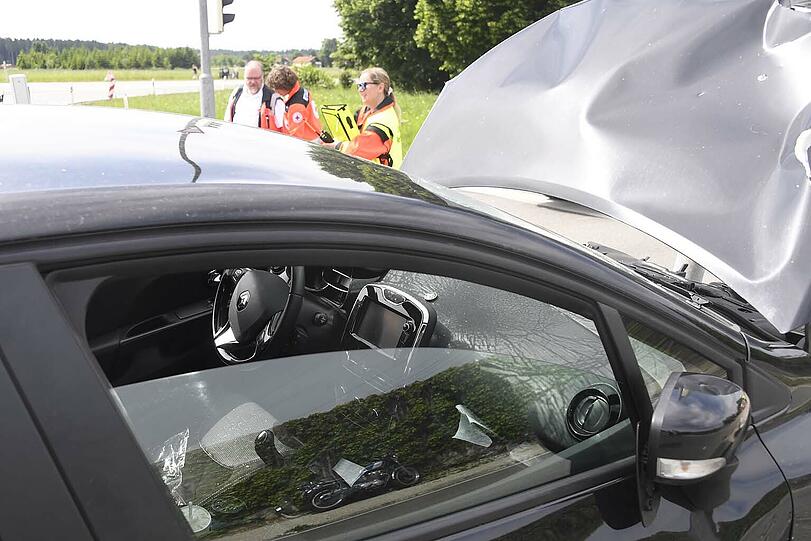 Die Bilder vom Verkehrsunfall auf der Bundesstraße 12 bei Hohenlinden.