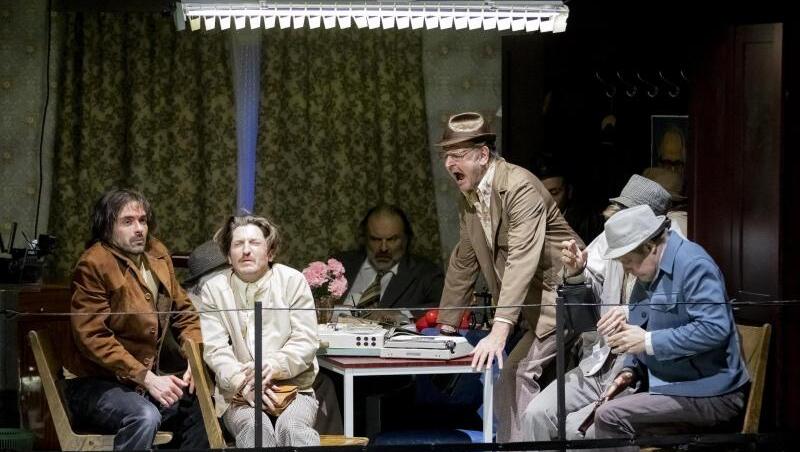 Matthias Mosbach (l-r), Christopher Nell, Waldemar Kobus und Norbert Stöß spielen in "Haußmanns Staatssicherheitstheater". Matthias Mosbach (l-r), Christopher Nell, Waldemar Kobus und Norbert Stöß spielen in "Haußmanns Staatssicherheitstheater".