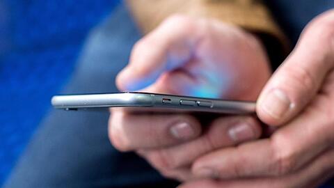 Die geplante Handy-App zur Eindämmung des Coronavirus in Deutschland wird erst im Mai zur Verfügung stehen.