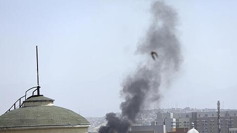 Neben der US-Botschaft in Kabul steigt Rauch auf.
