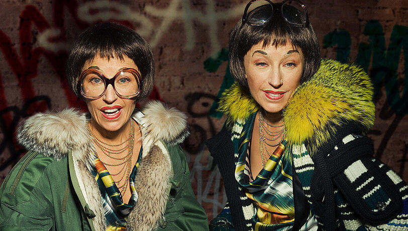 Schaut aus, als sei Cindy Sherman mit der Zwillingsschwester unterwegs. Die gibt's nicht, deshalb zeigt "Untitled #462" aus dem Jahr 2007/2008 zwei Mal die Künstlerin. Schaut aus, als sei Cindy Sherman mit der Zwillingsschwester unterwegs. Die gibt's nicht, deshalb zeigt "Untitled #462" aus dem Jahr 2007/2008 zwei Mal die Künstlerin.