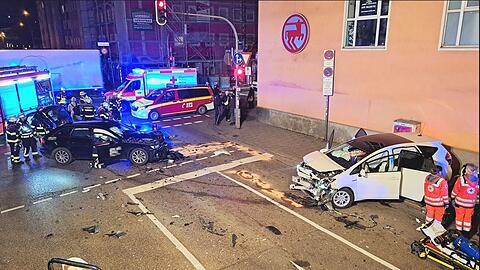 Das Taxi wurde durch die Wucht des Aufpralls auf den Gehweg und gegen ein Haus geschleudert.  Foto: Feuerwehr