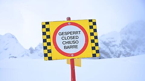 Schilder weisen auf die Gefahr in alpinen Bereichen hin.