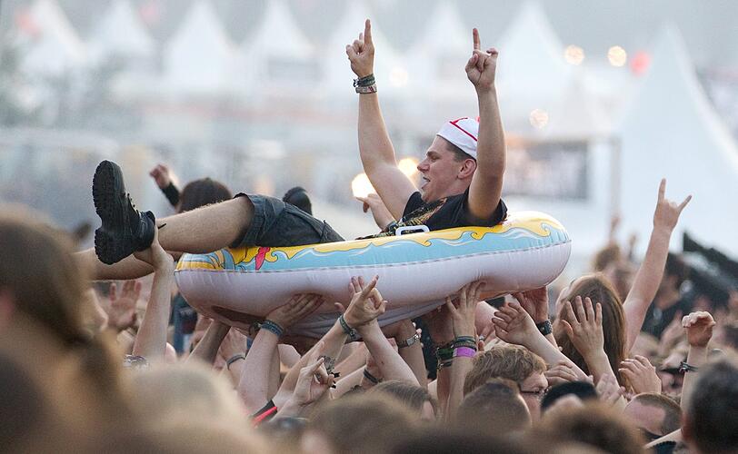 Wet T-Shirts, wilde Rocker, schräge Outfits: So verrückt war das Wacken-Festival 2011. Wir zeigen die besten Bilder. Einfach weiterklicken!