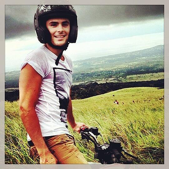 Mit Helm und Motorrad erinnert Zac Efron ein bisschen an James Dean...