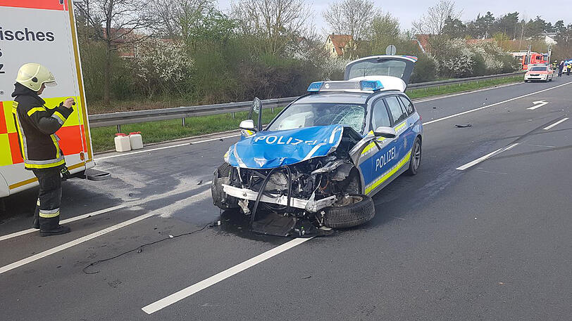 Ein Trümmerfeld auf der Staatsstraße 2245 in Zirndorf: Der Rollerfahrer starb noch vor Ort, der 30-Jährige stieß mit einem Streifenwagen zusammen, der gerade auf Einsatzfahrt war. Die Bilder.