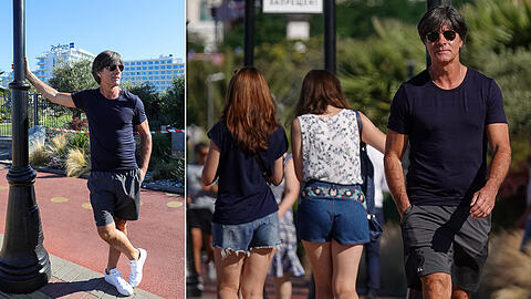 Lässig, lässiger, Löw: Der Bundestrainer lehnt entspannt an einem Laternenpfahl an der Strandpromenade vor dem deutschen Teamhotel in Sotschi