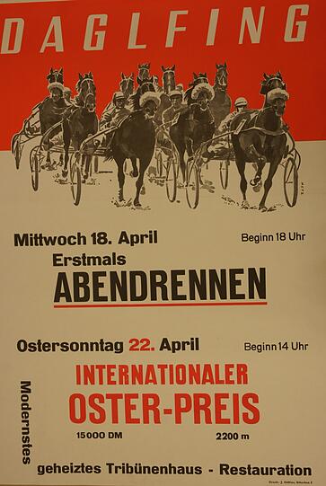 1973: Die Trabrennbahn Daglfing, die in den 70ern einen neuen Boom erlebt, wirbt mit dem Abendrennen, das erstmals am 18. April stattfindet, und preist mit diesem Plakat ihr neues "modernstes geheiztes Tribünenhaus" an. Am Ostersonntag bieten sich schöne Gewinnchancen: 15.000 D-Mark Preisgeld gibt&rsquo;s beim Internationalen Oster-Preis.