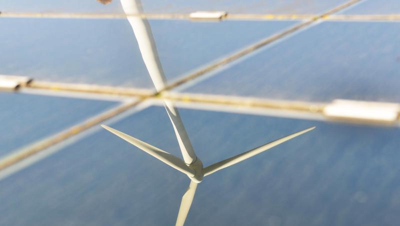 Ein Windrad spiegelt sich in den Kollektoren einer Solaranlage. Foto: Uli Deck Ein Windrad spiegelt sich in den Kollektoren einer Solaranlage. Foto: Uli Deck