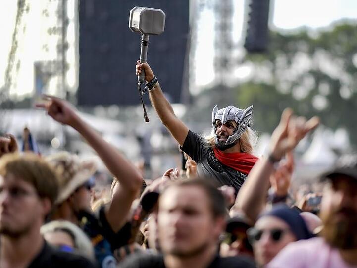 Beim Auftritt von Hammerfall hat sich ein Fan passenderwesie als Filmfigur "Thor" verkleidet.