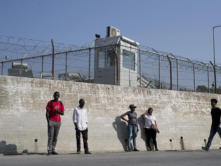 Mauer des Flüchtlingslagers Moria auf der griechischen Insel Lesbos.