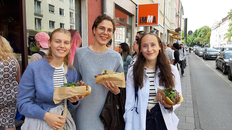 Lena (v.l.), Mia und Emilie waren die ersten Kundinnen. Ihnen schmeckt der Ein-Euro-Döner. Lena (v.l.), Mia und Emilie waren die ersten Kundinnen. Ihnen schmeckt der Ein-Euro-Döner.