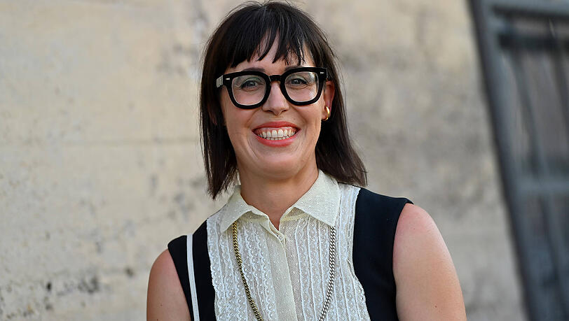 Eva Karl Faltermeier geht seit einigen Jahren als Single durchs Leben. Bei Ina Müller macht sie einen Liebes-Aufruf. Eva Karl Faltermeier geht seit einigen Jahren als Single durchs Leben. Bei Ina Müller macht sie einen Liebes-Aufruf.
