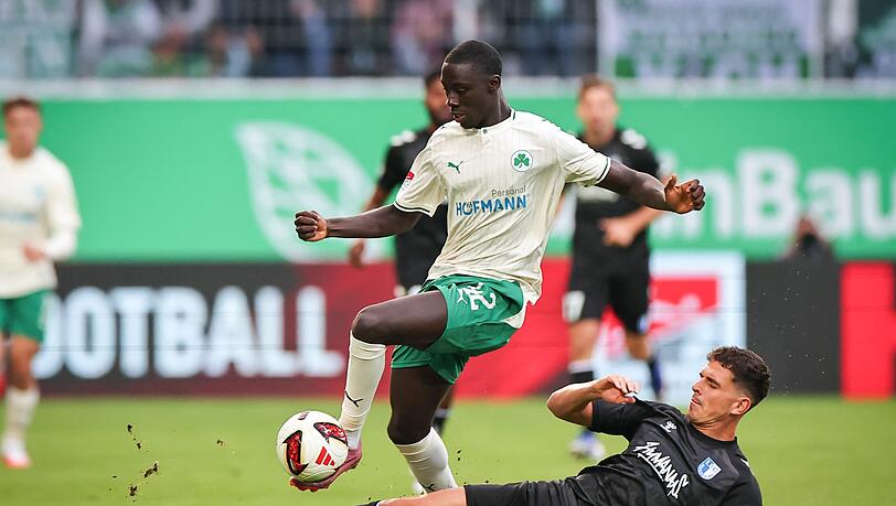 Fürths Omar Sillah (links) und Tobias Müller aus Magdeburg kämpfen um den Ball. Fürths Omar Sillah (links) und Tobias Müller aus Magdeburg kämpfen um den Ball.