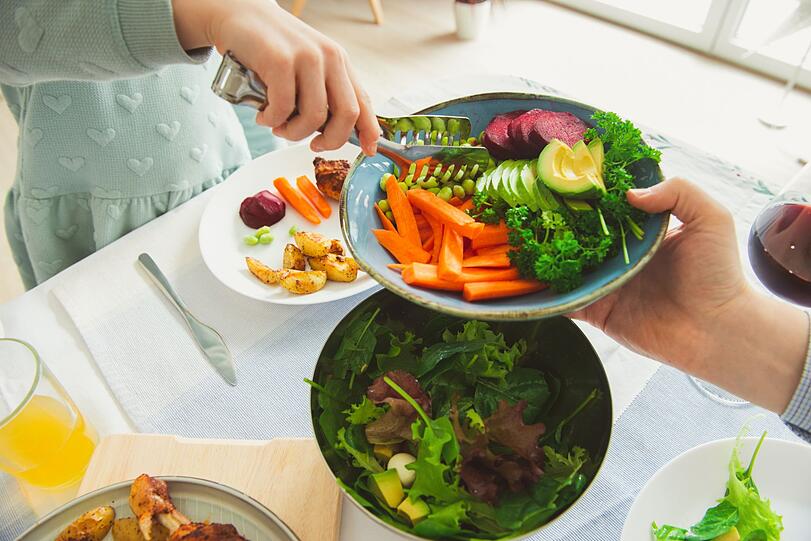 Sich gesund und vielseitig zu ernähren fördert nicht nur das Immunsystem und das Wohlbefinden, sondern auch die Zahngesundheit. Besonders Rohkost und Vollkornprodukte sind vorteilhaft. Sie erfordern intensives Kauen, was die Zähne zusätzlich stärkt. Dadurch profitiert die Zahngesundheit schon allein durch den Kauvorgang, unabhängig von den enthaltenen Nährstoffen. Sich gesund und vielseitig zu ernähren fördert nicht nur das Immunsystem und das Wohlbefinden, sondern auch die Zahngesundheit. Besonders Rohkost und Vollkornprodukte sind vorteilhaft. Sie erfordern intensives Kauen, was die Zähne zusätzlich stärkt. Dadurch profitiert die Zahngesundheit schon allein durch den Kauvorgang, unabhängig von den enthaltenen Nährstoffen.